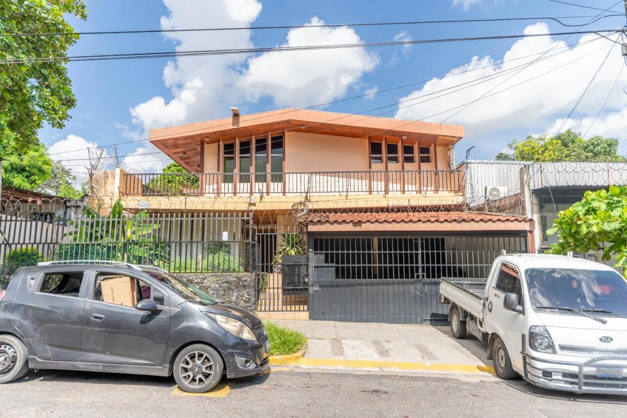 Volcano Hostal Y Restaurante サンサルバドル エクステリア 写真