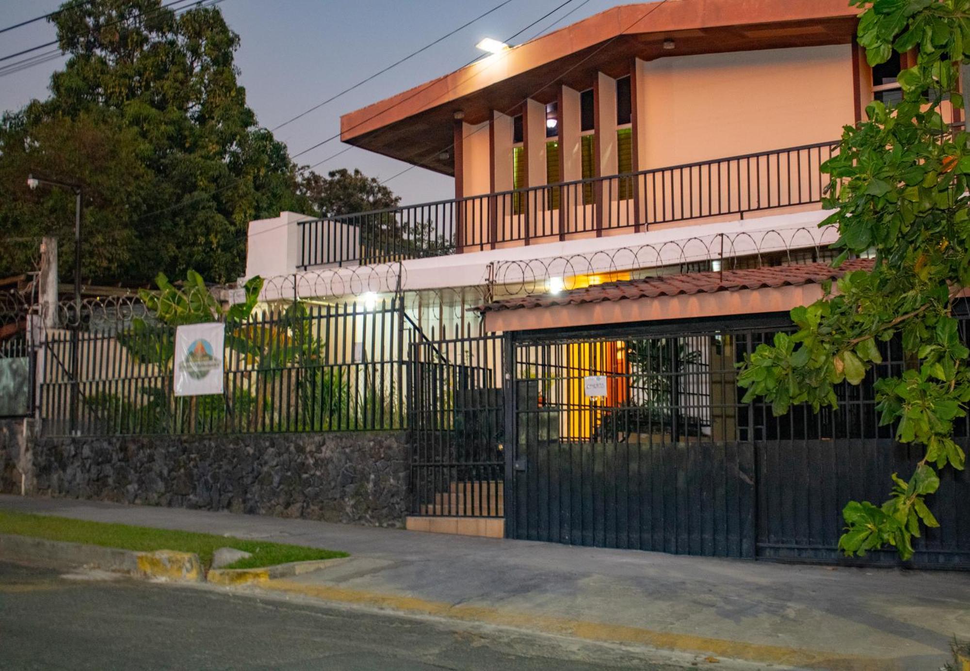 Volcano Hostal Y Restaurante サンサルバドル エクステリア 写真